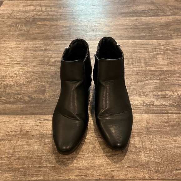 Women’s Croft and Barrow black faux leather ankle boots, size 9 - Picture 2 of 5